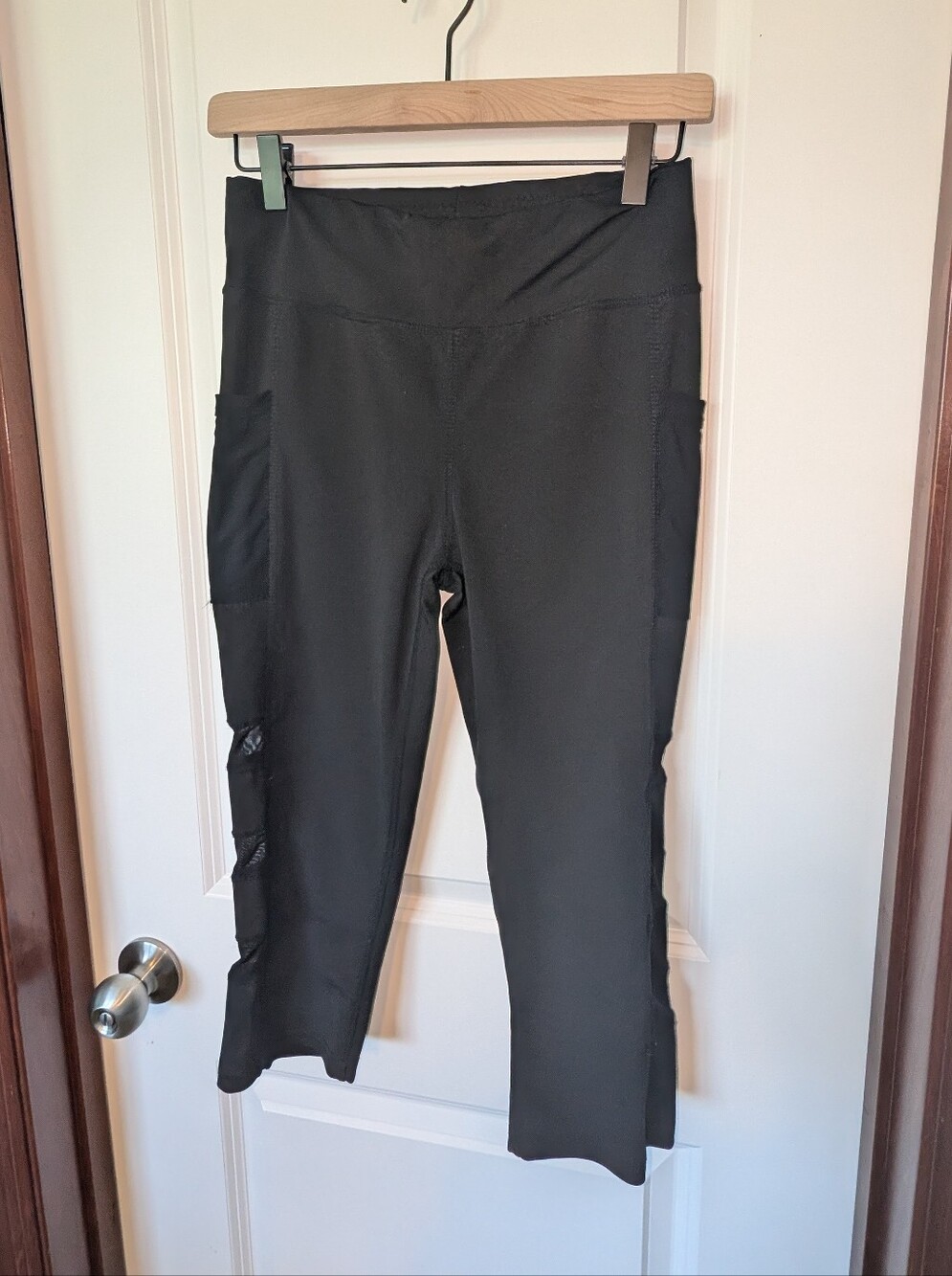 JVINI Black High-Waist Capri Leggings with Side Pockets
